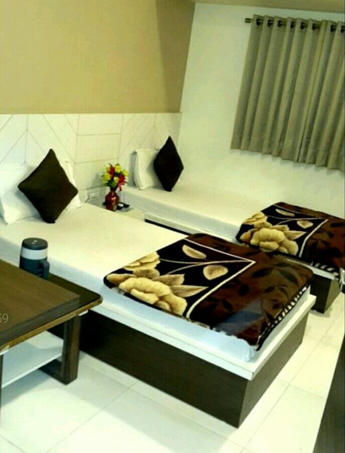 Hotel Crystal Vadodara Dış mekan fotoğraf