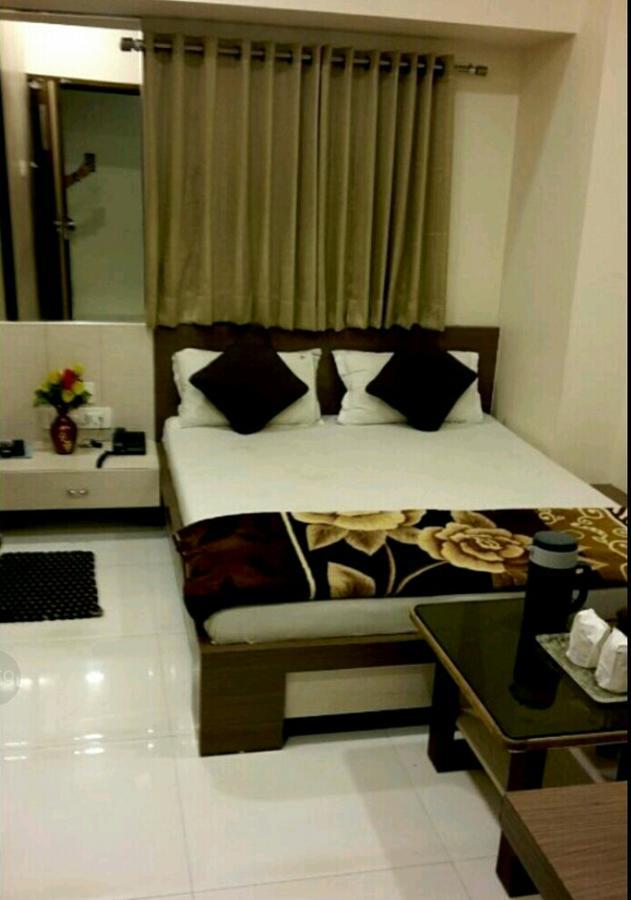 Hotel Crystal Vadodara Dış mekan fotoğraf