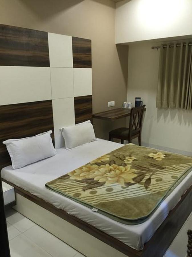 Hotel Crystal Vadodara Dış mekan fotoğraf