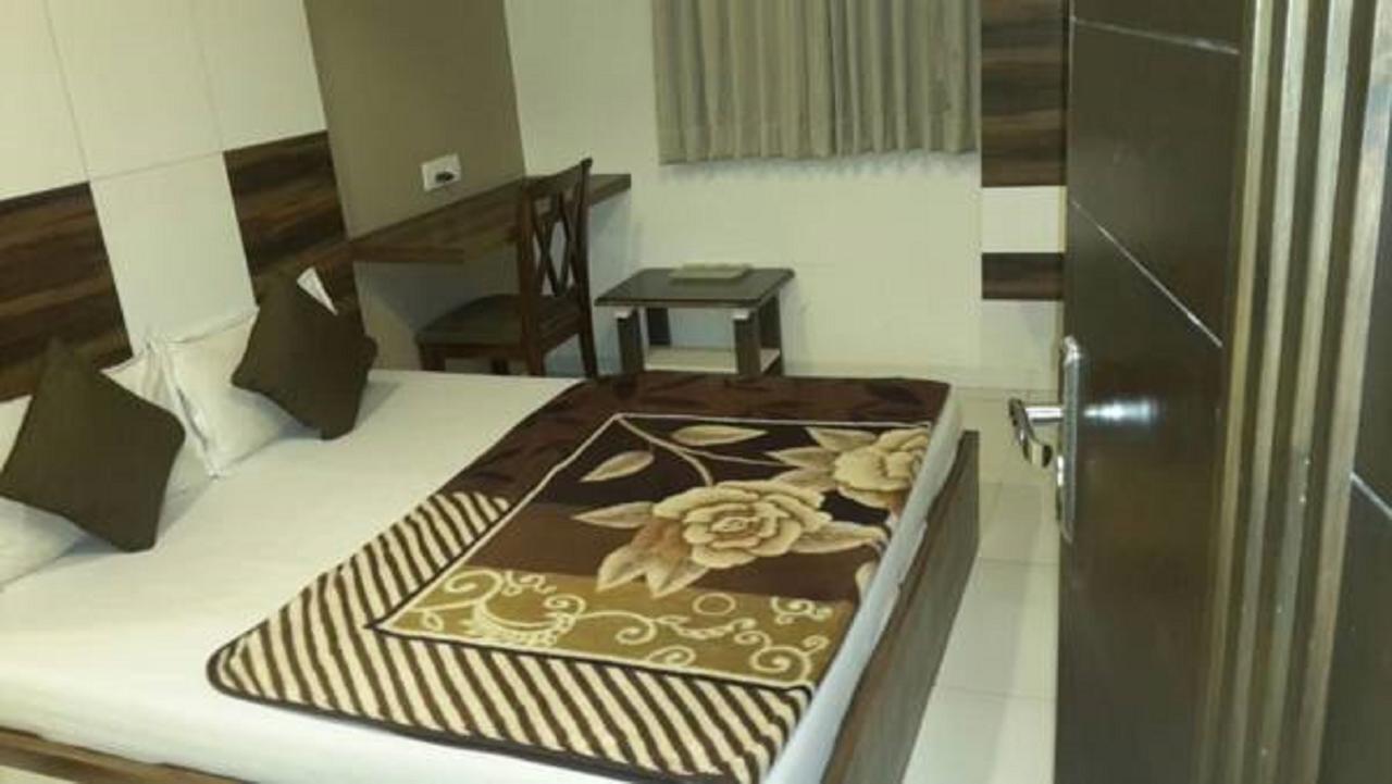 Hotel Crystal Vadodara Dış mekan fotoğraf